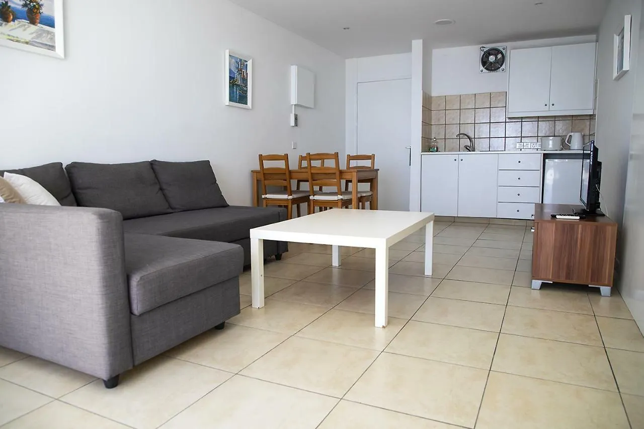 לרנקה Sun Hall Beach Hotel Apartments 3*,